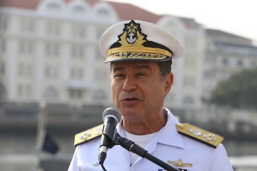 O ex-comandante da Marinha Almir Garnier Santos