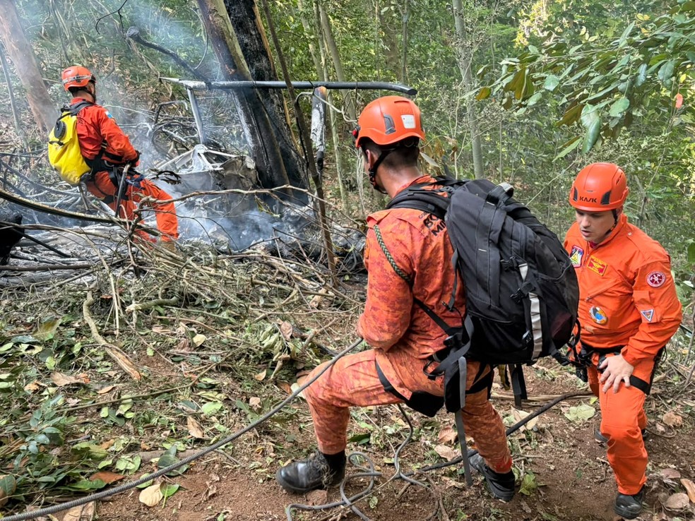 Quatro morrem em queda de helic&oacute;ptero perto da Vista Chinesa, na Zona Sul do Rio &mdash; Foto: divulga&ccedil;&atilde;o/cbmerj