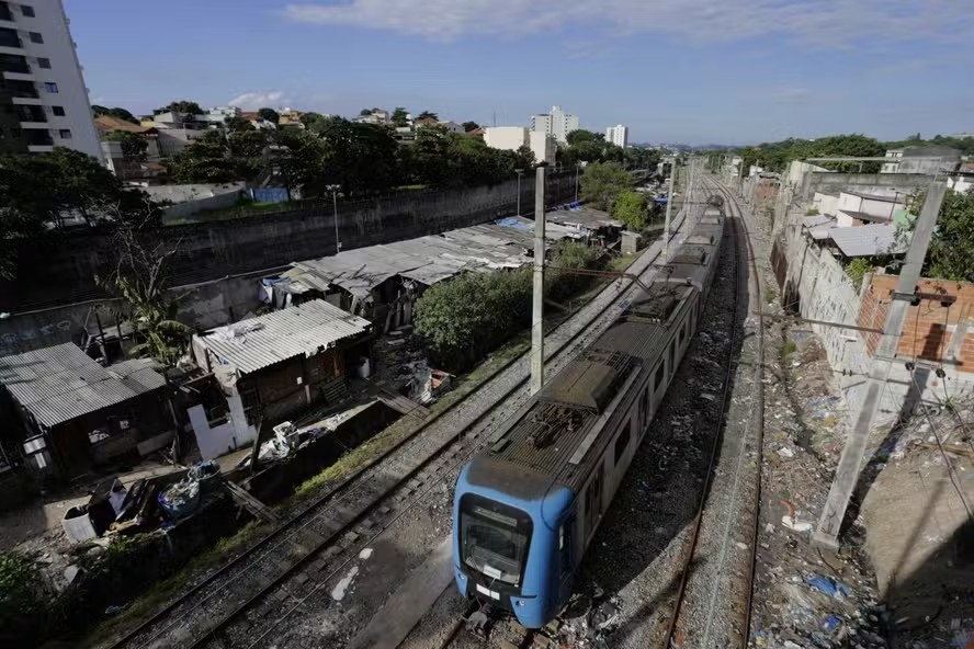 Trem da SuperVia na altura de Del Castilho