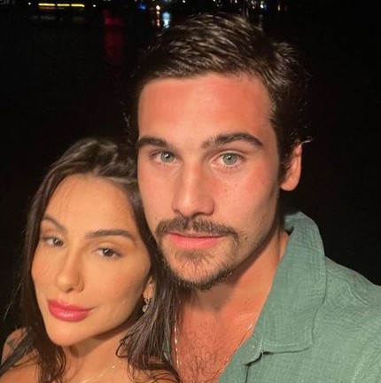 Musa da Vila Isabel, Luiza Caldi surge em vestido transparente ousado
