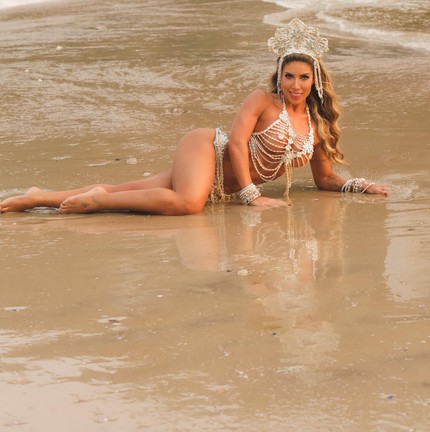 Tati Minerato estreia como rainha de bateria da Estácio de Sá — Foto: Divulgação: Wallace Ximenes/ Palmer Assessoria de Comunicação