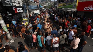 Moradores levam dezenas de corpos para praça na Penha após operação mais letal da história do Rio — Foto: Gabriel de Paiva / Agência O Globo