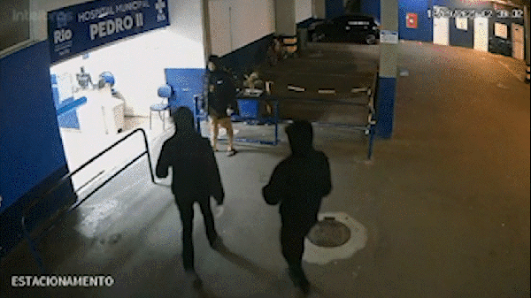 Homens armados e encapuzados invadem Hospital Pedro II — Foto: Reprodução