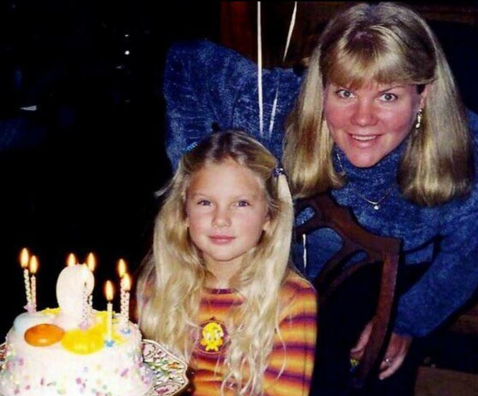 Andrea, mãe de Taylor Swift — Foto: reprodução/ instagram e Twitter