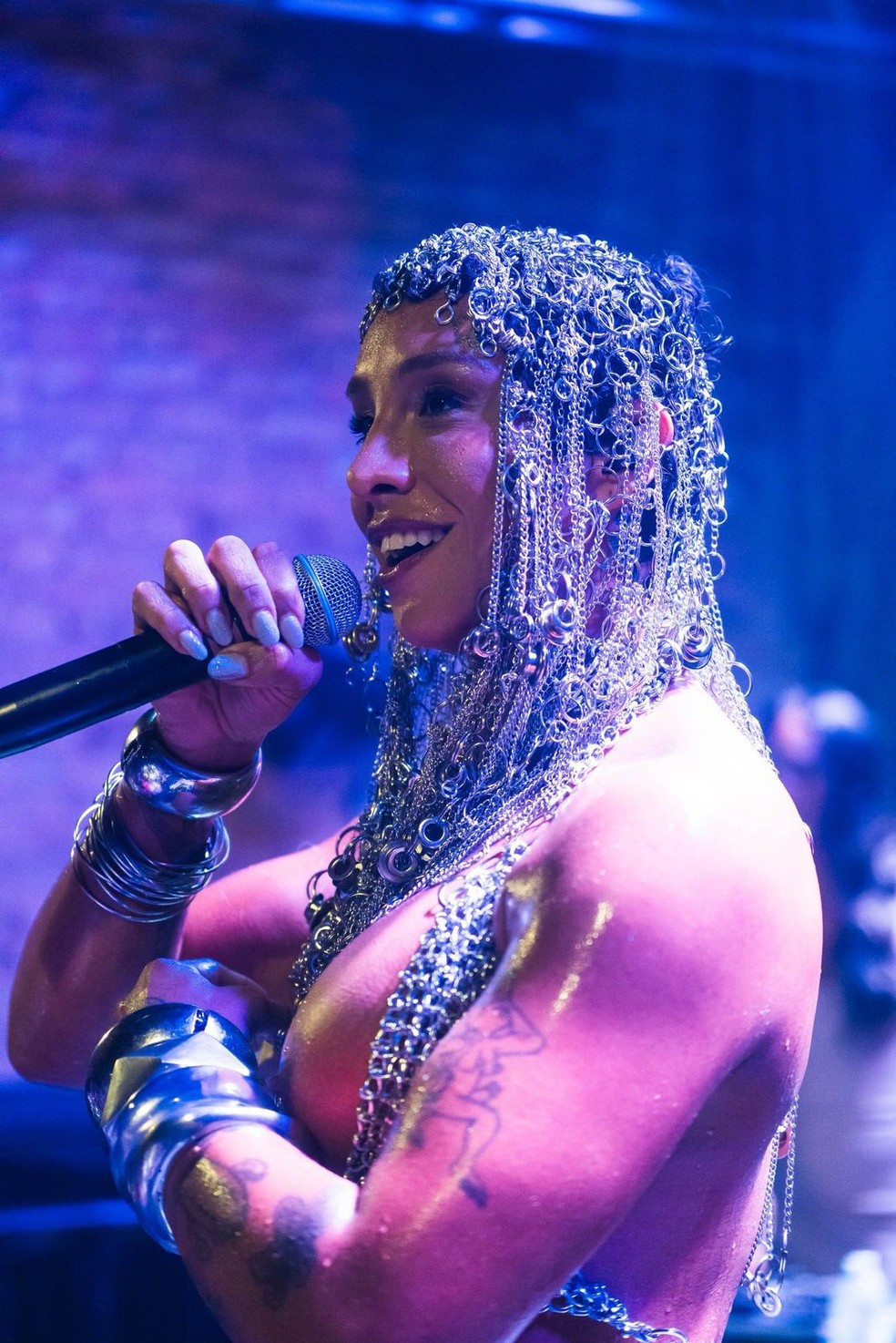 Linn da Quebrada causa em show ao surgir com os seios à mostra no palco — Foto: Reprodução/X