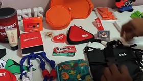 Caçadora de brindes do Rock in Rio passou o dia inteiro em busca deles e juntou mais de 20 itens