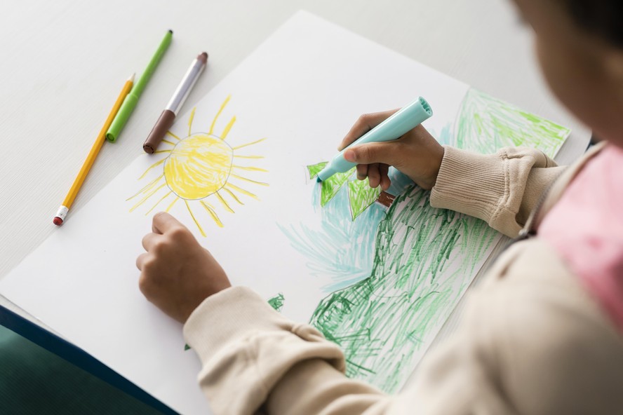 O que a psicologia diz sobre crianças que gostam de desenhar
