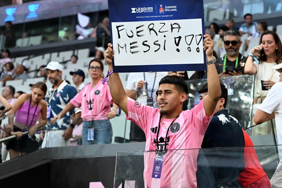 Torcedor do Inter Miami exibe cartaz em apoio a Lionel Messi pela morte de seu pai — Foto: Chandan Khanna / AFP