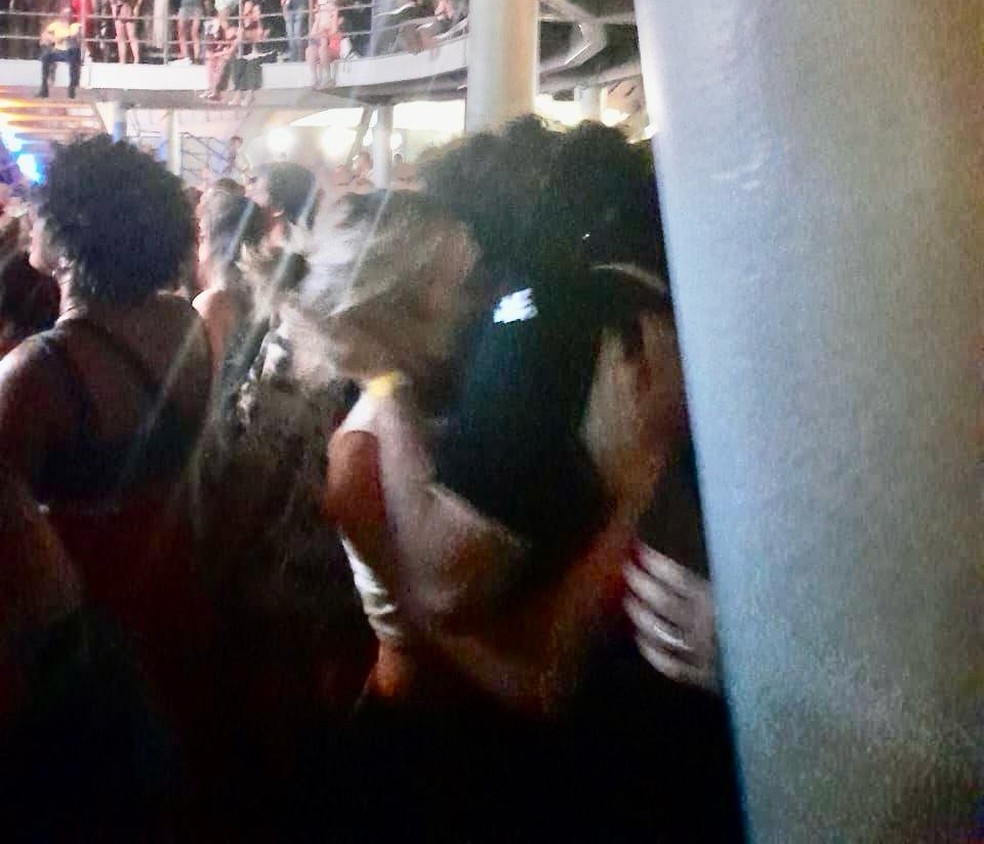 Luisa Arraes e Chico Chico se beijam no Circo Voador — Foto: Extra