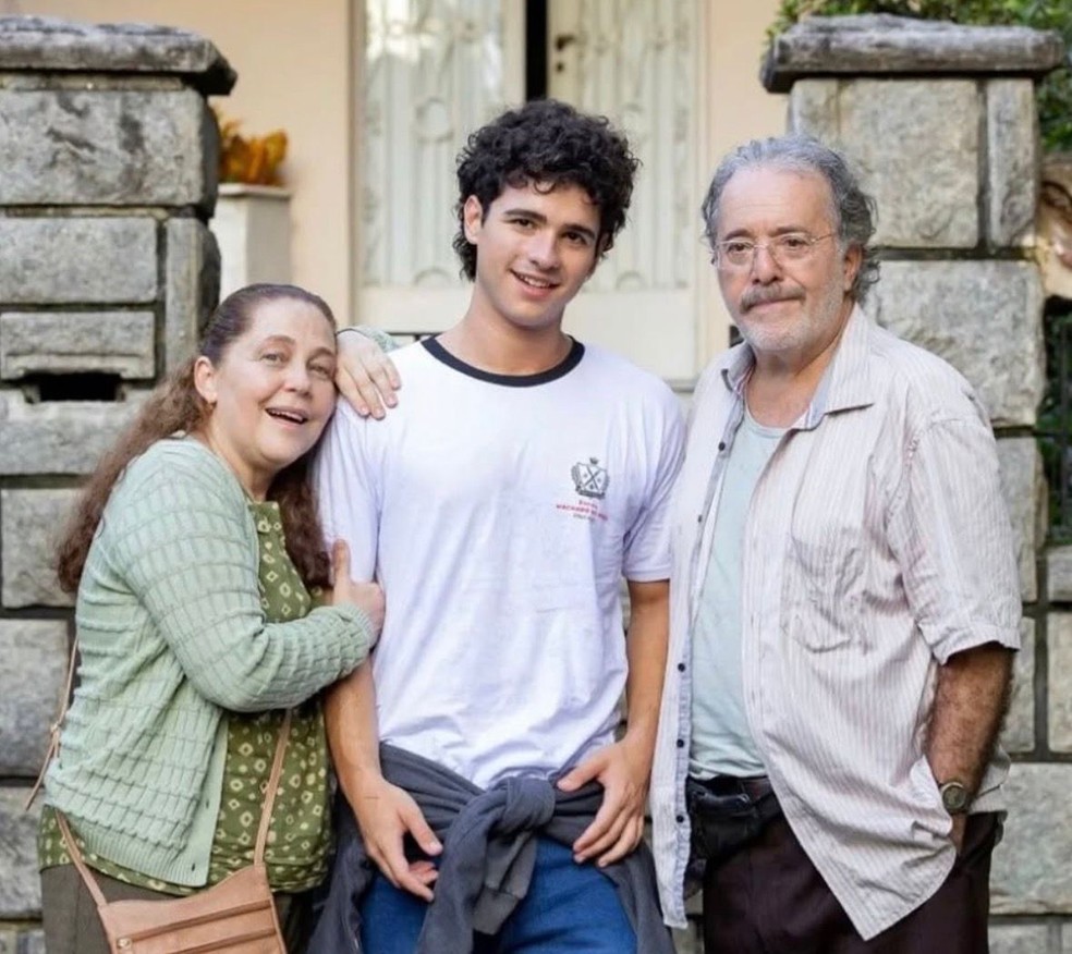 Isabela Garcia, João Victor Gonçalves e Tony Ramos na novela “Quem ama cuida” — Foto: Rede Globo/Divulgação
