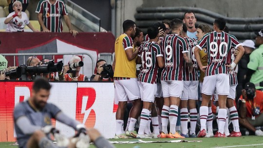 Fluminense vence a Aparecidense, mas sai de campo vaiado em partida marcada por lesão de Cano no joelho esquerdo