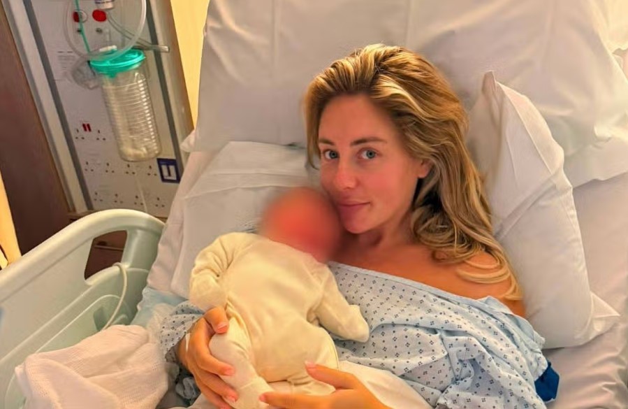 Recordista sexual é denunciada após gravar vídeo promocional com o seu bebê recém-nascido - Foto