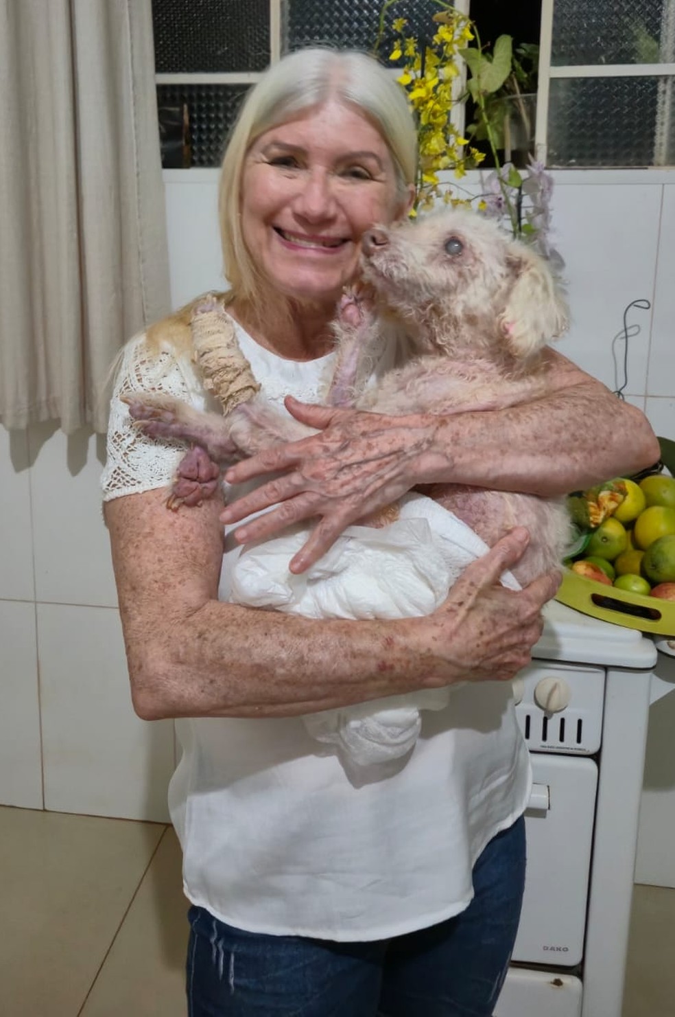 Marina Regina e seu cachorro Tiesto: juntinhos para sempre — Foto: Divulgação / Macaé