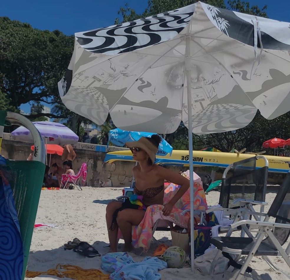 Ta&iacute;s Ara&uacute;jo quase passa despercebida na Praia do Flamengo &mdash; Foto: EXTRA