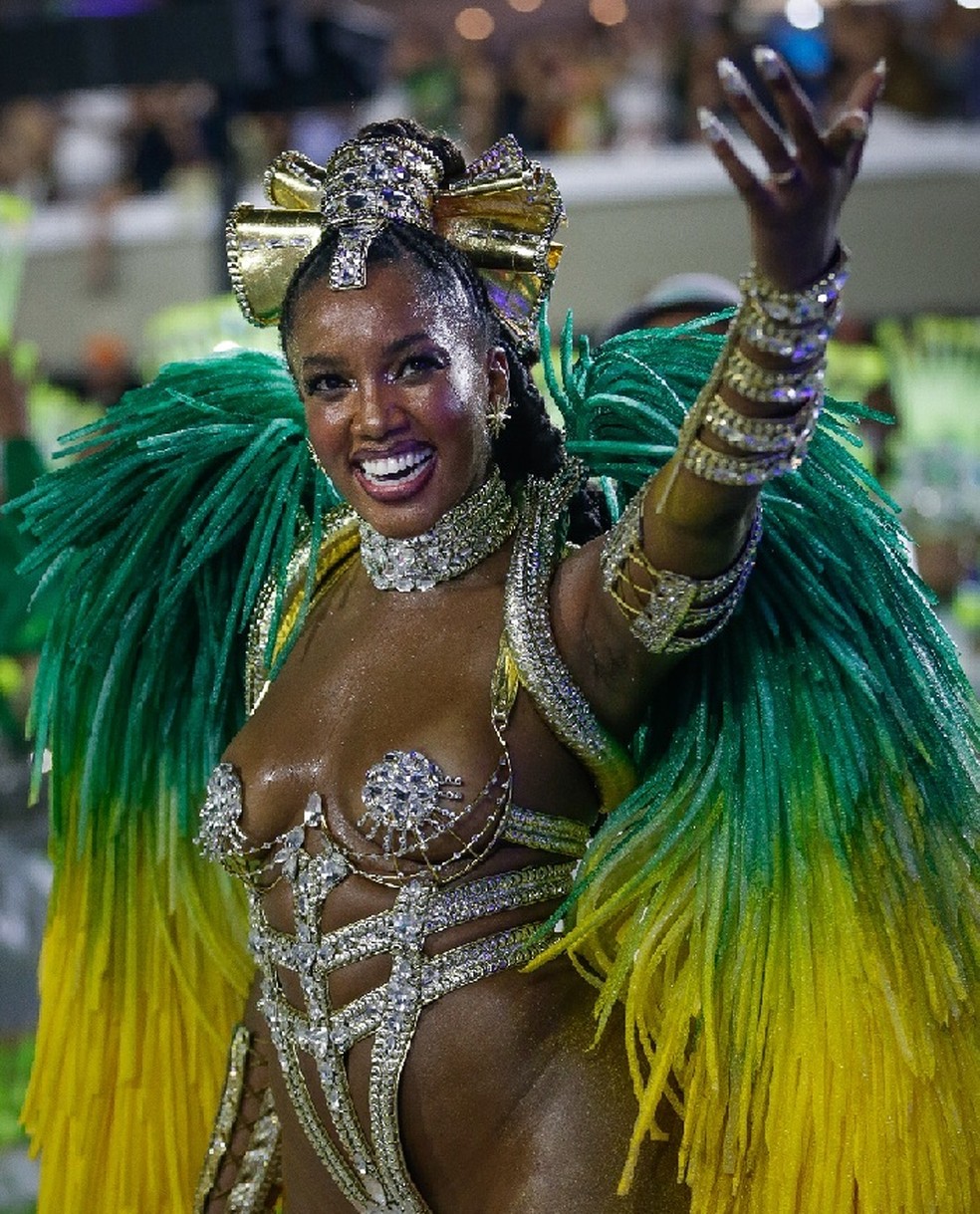 Iza  em seu último desfile pela escola em 2022 — Foto: Roberto Moreyra