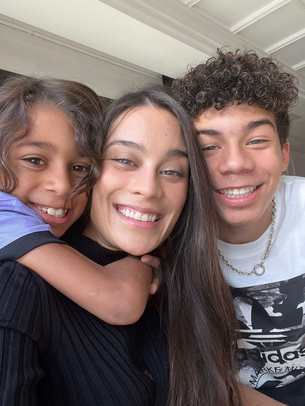 Clarice Alves com os filhos Liam, de 7 anos, e Enzo, de 13 — Foto: Divulgação
