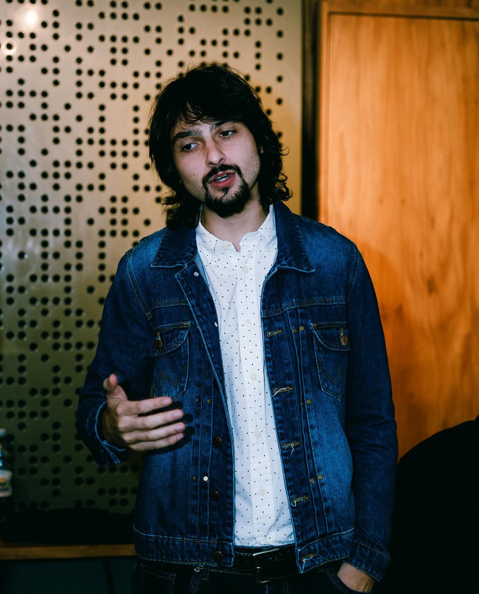 O cantor e músico Juliano Rosa — Foto: @rafaelaurbanin/ reprodução/ instagram
