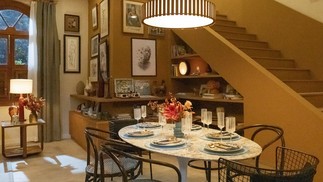 Com cadeiras diferentes, a mesa de jantar de Solange Duprat, em "Vale tudo", reflete uma casa montada aos poucos — Foto: Manoella Mello/Globo/divulgação
