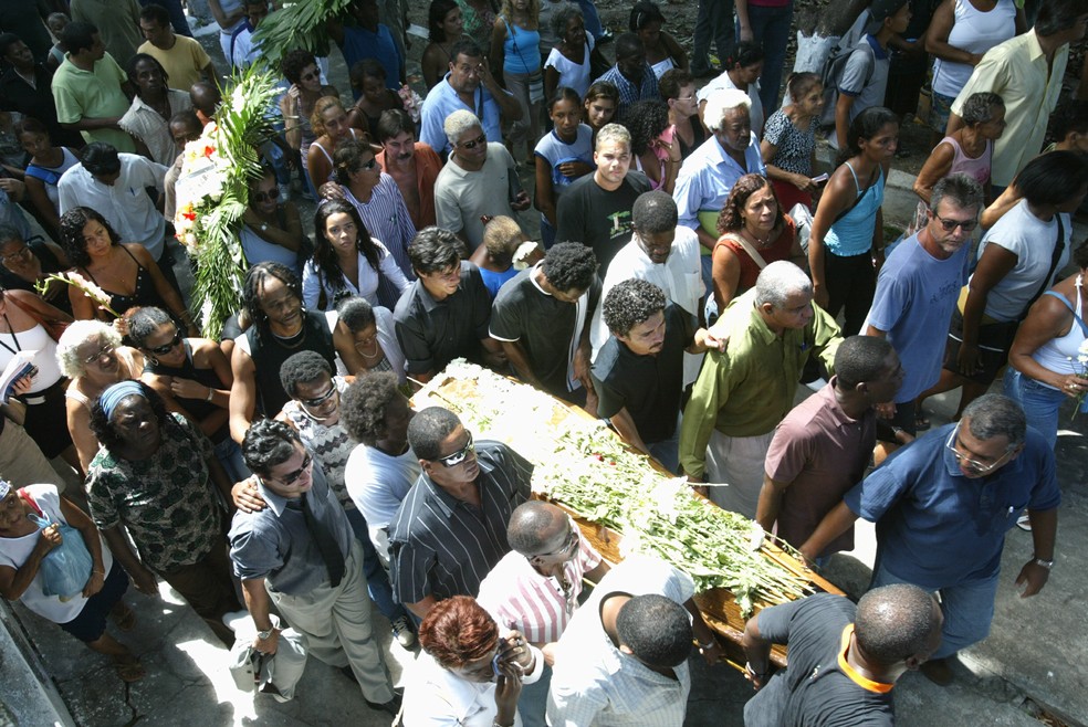 Enterro de Fernando Almeida, ator da TV Globo no cemiterio de Iraja — Foto: Guilherme Pinto