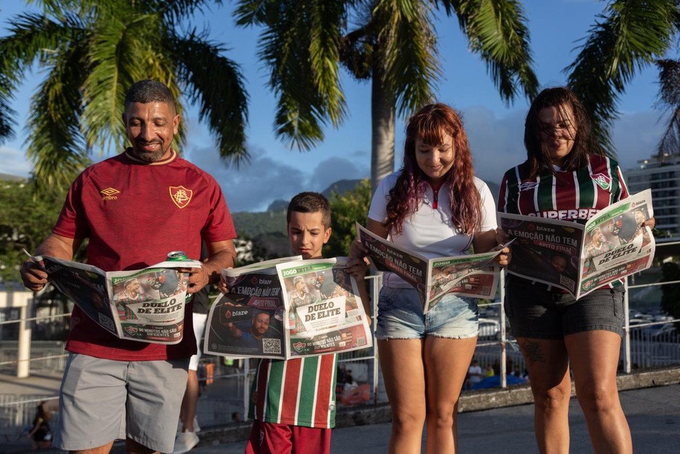 Família Rodrigues no Maracanã. O eletricista Ricardo, de 43 anos, a esposa Eliana, de 54, que trabalha com enfermagem e os filhos ainda estudantes Julia, 17 e Gabriel 9 — Foto: Júlia Aguiar/ O GLOBO
