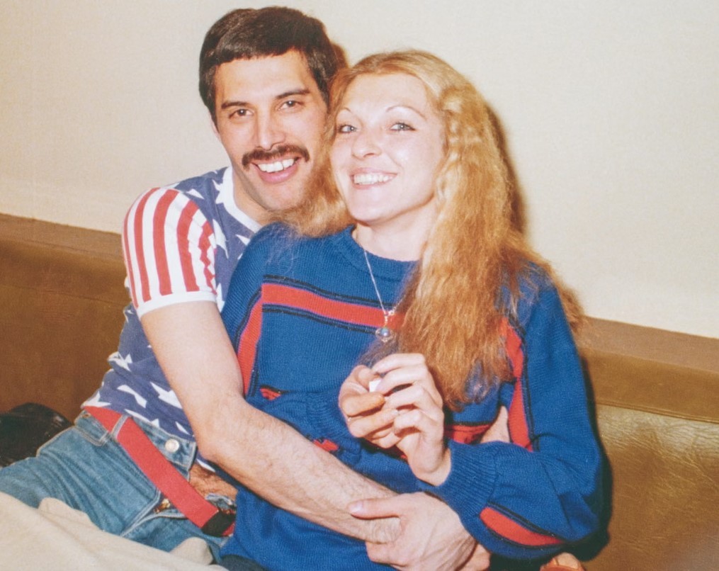 Ex-noiva de Freddie Mercury diz que o líder do Queen a testava com propostas de sexo a três - QTU Questões do Universo