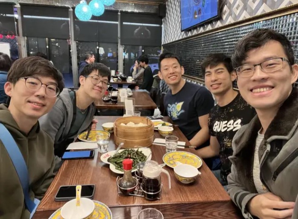 Eric Wong, de 33 anos, Hamilton Du, de 35, James Lee, de 37, Jonathan Chien, de 37, e Michael Li, de 31: quinteto poliamoroso &mdash; Foto: Reprodu&ccedil;&atilde;o