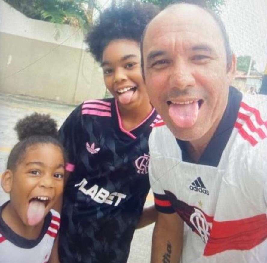 'Ah, minhas filhas... Papai ama tanto vocês!': pai de meninas mortas em desabamento na Ilha faz desabafo durante sepultamento