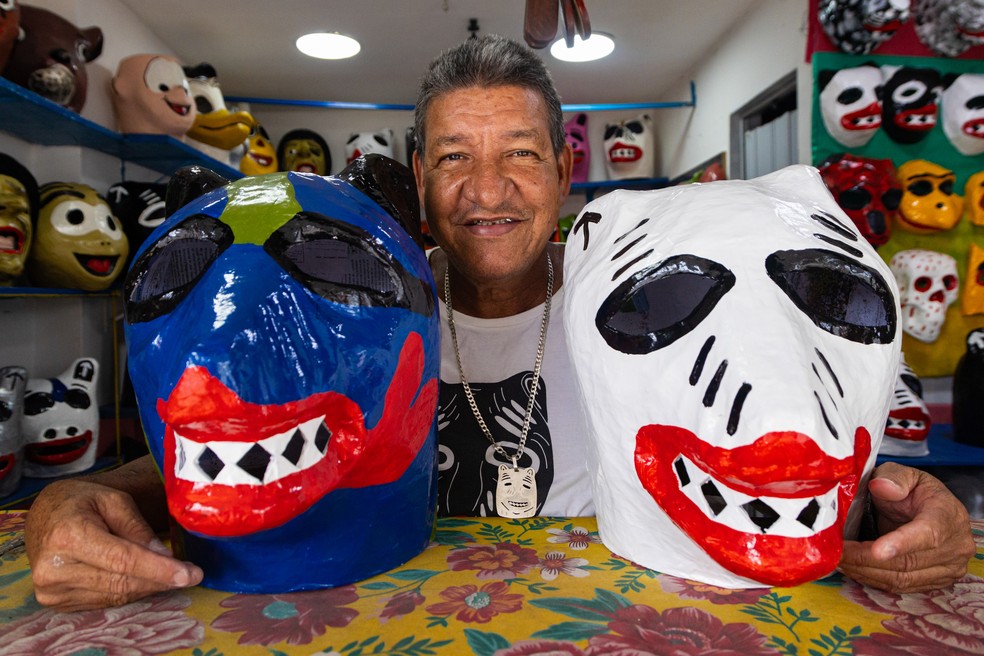 João Dias Vilela expõe trabalho artesanal no Catete — Foto: Reprodução / @uennijpg