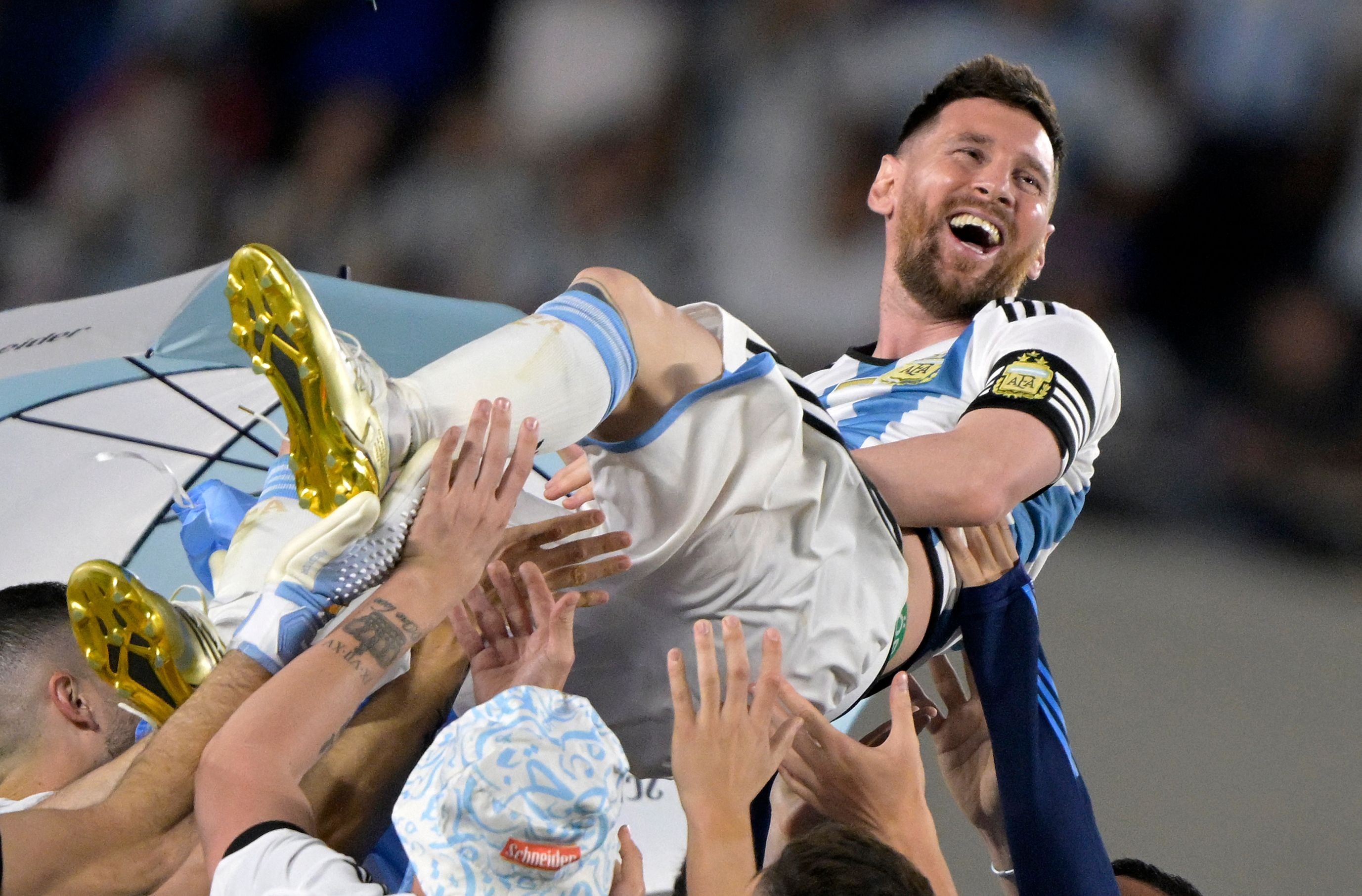 Messi e sua família desembarcam na Argentina para despedida do craque da seleção; veja