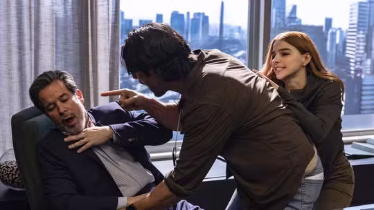 Em ‘Três Graças’, Paulinho perde a cabeça e parte para cima de Ferette Em ‘Três Graças’, Paulinho perde a cabeça e parte para cima de Ferette