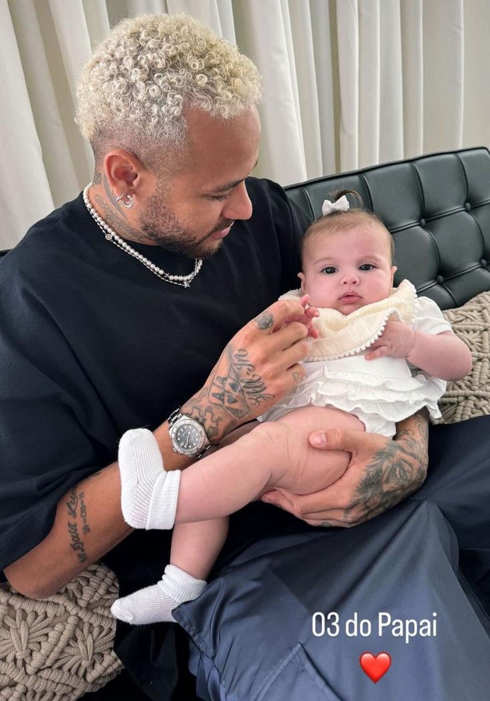 Neymar posta pela primeira vez com Helena, sua terceira filha, no colo: '03  do papai'