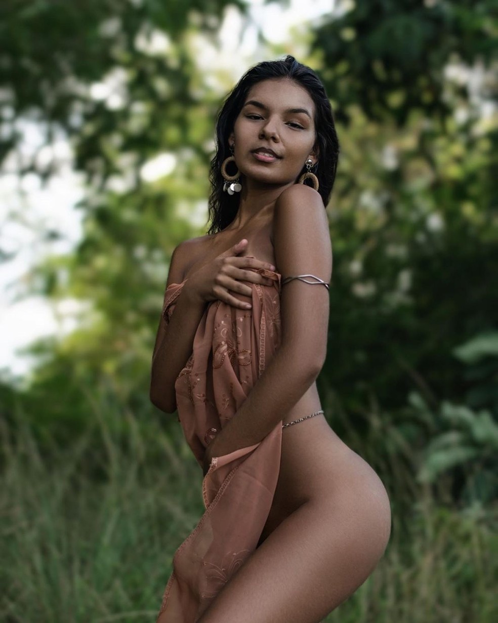 Ritinha da novela Renascer posa de topless e mostra piercing no umbigo