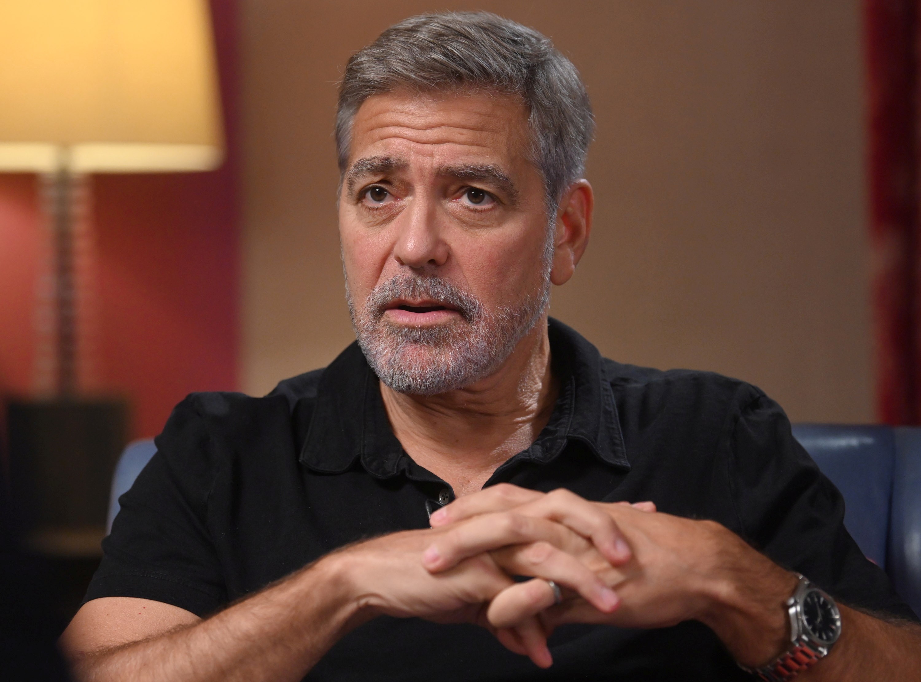 George Clooney abandona casa às pressas durante incêndio na França - QTU Questões do Universo