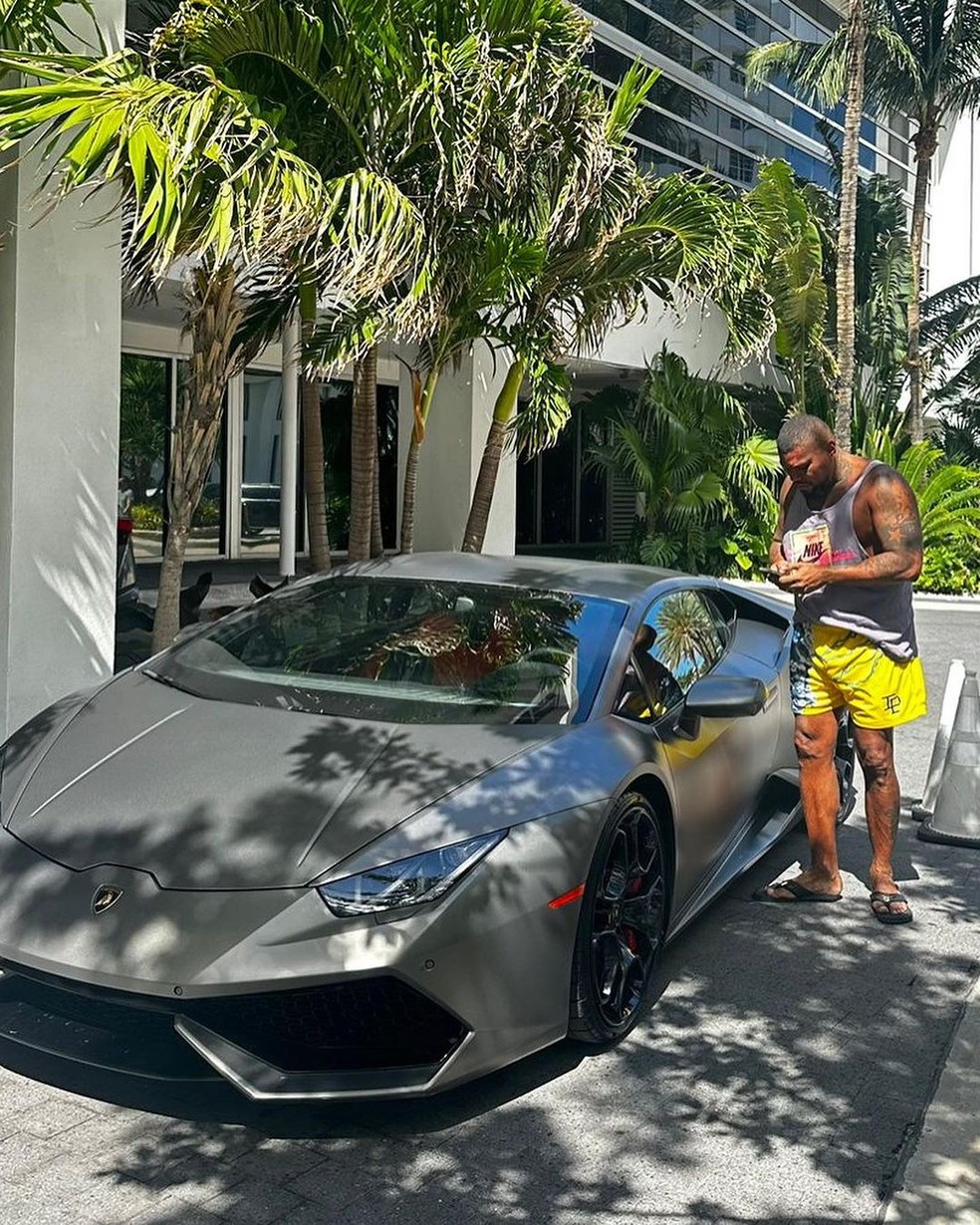 Naldo Benny ostentando uma Lamborghini Huracán que custa cerca de R$ 4,5 milhões — Foto: Reprodução/Instagram