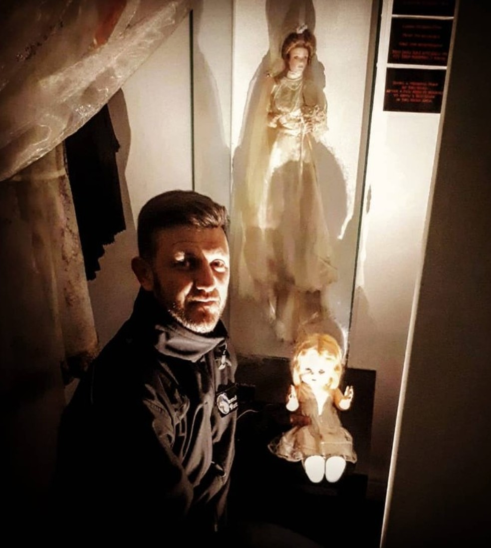 Lee Steer disse que levar outra boneca a museu despertou a ira de Elizabeth (ao fundo) &mdash; Foto: Reprodu&ccedil;&atilde;o/Instagram