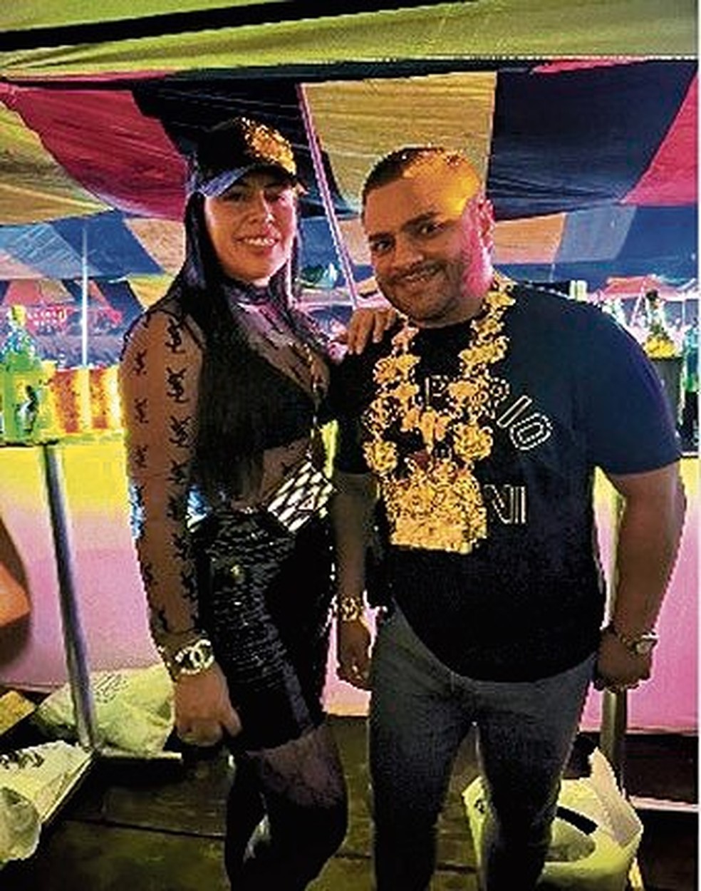 Liga&ccedil;&otilde;es perigosas. Ana com o traficante Professor, com quem teria se envolvido ap&oacute;s a morte do tamb&eacute;m criminoso Gal&atilde;, seu marido &mdash; Foto: Reprodu&ccedil;&atilde;o