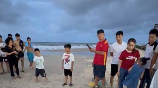 Peixe-remo aparece em praia no Vietnã e leva a temor de desastre natural