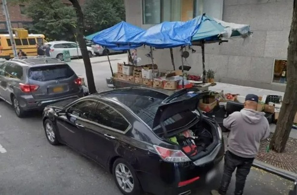 Comerciante de rua que teria vendido a banana para substituir a fruta roubada de museu em Metz — Foto: Reprodução/Google