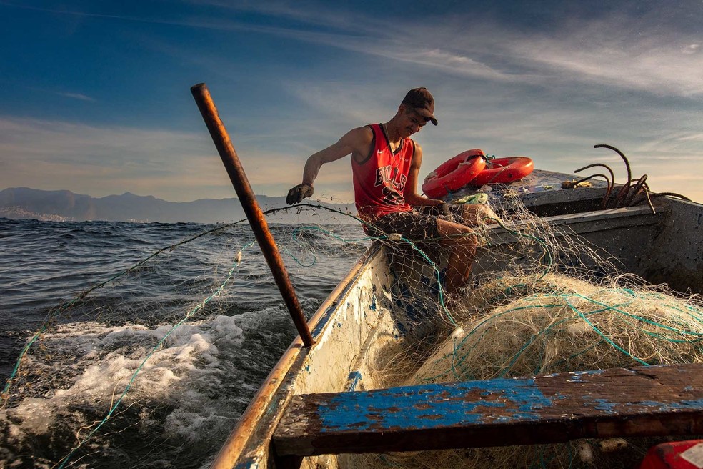 João Valério, de 26 anos, é um dos mais jovens pescadores da colônia de Copacabana — Foto: André Arruda