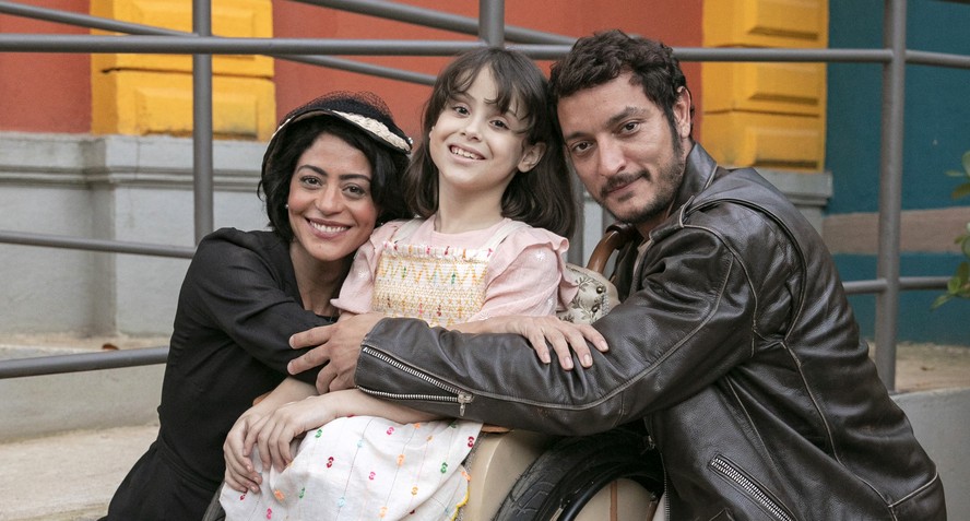 Carol Castro, Vitória Pabst e Allan Souza Lima como Darlene, Clarinha e Frei João em “Amor perfeito”