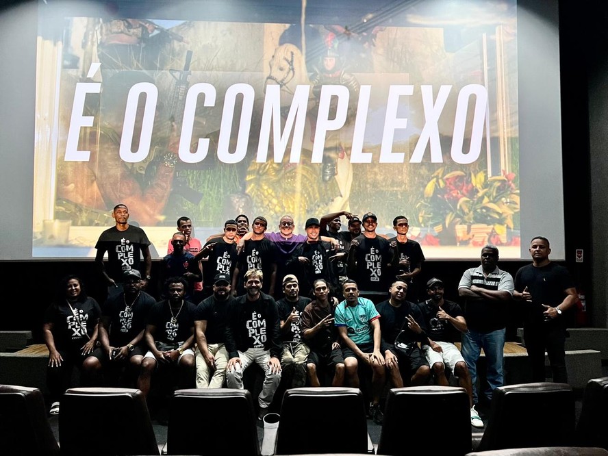 Sessão de lançamento de filme estrelado por atores do Alemão
