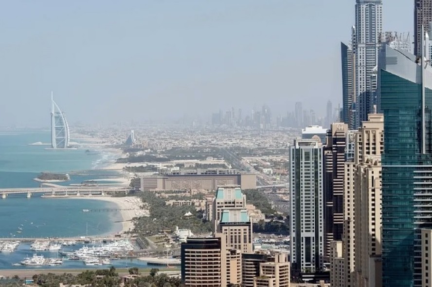 Vista da cidade de Dubai, tendo ao fundo o hotel Burj al Arab