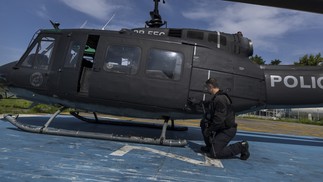 Helicóptero blindado é usado em operações para orientar policiais que estão no solo - Márcia Foletto / Agência O Globo