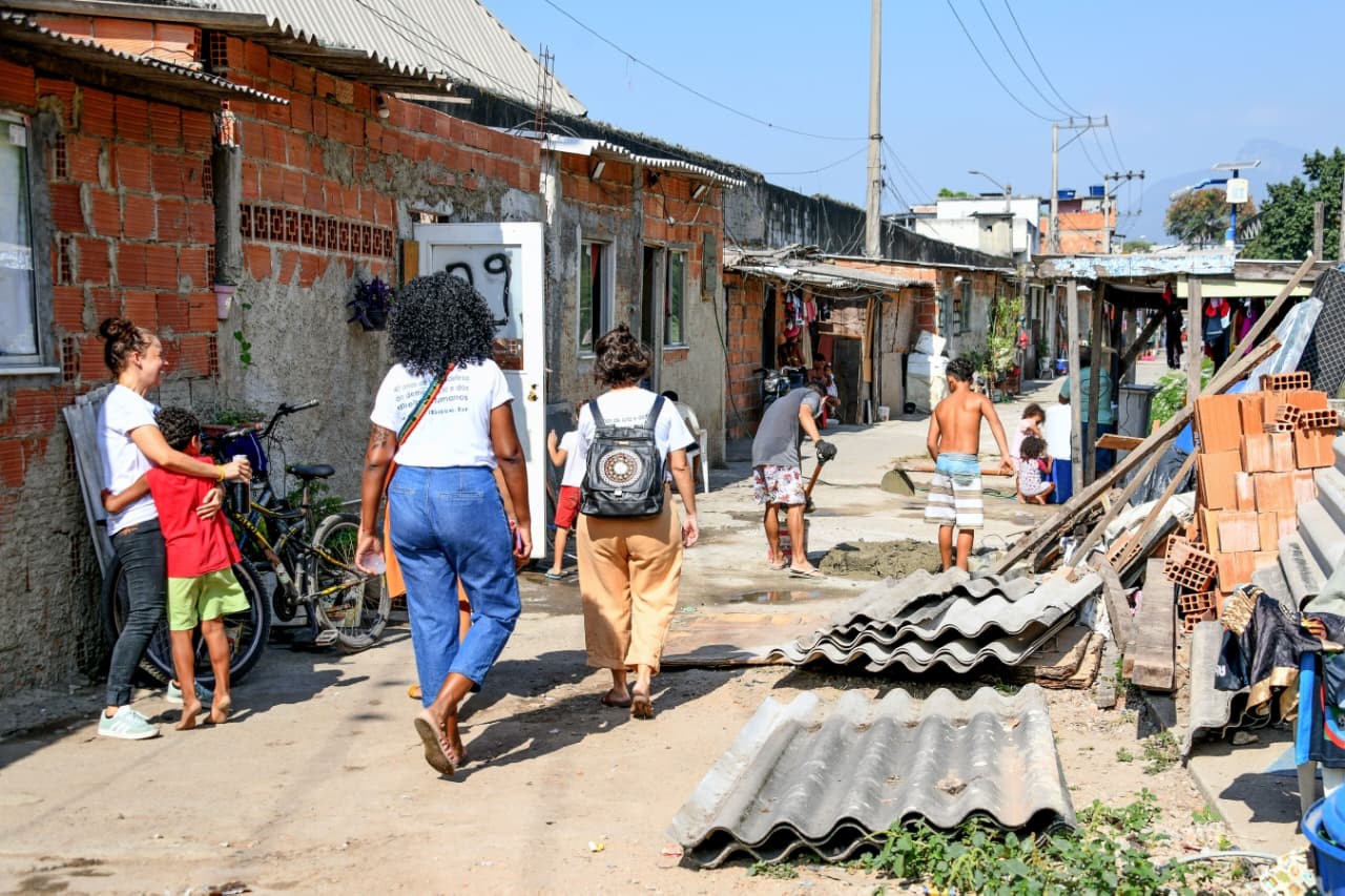 Pesquisa revela que 51,7% dos moradores de favelas do Rio apontam obras de urbanização inacabadas - QTU Questões do Universo