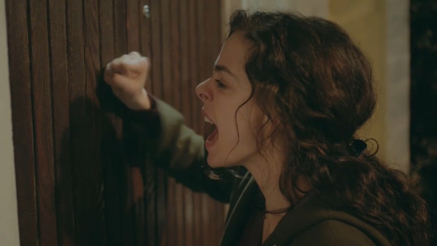 Nos resumos da novela turca ‘Força de mulher’, Bahar leva uma surra de Sirin