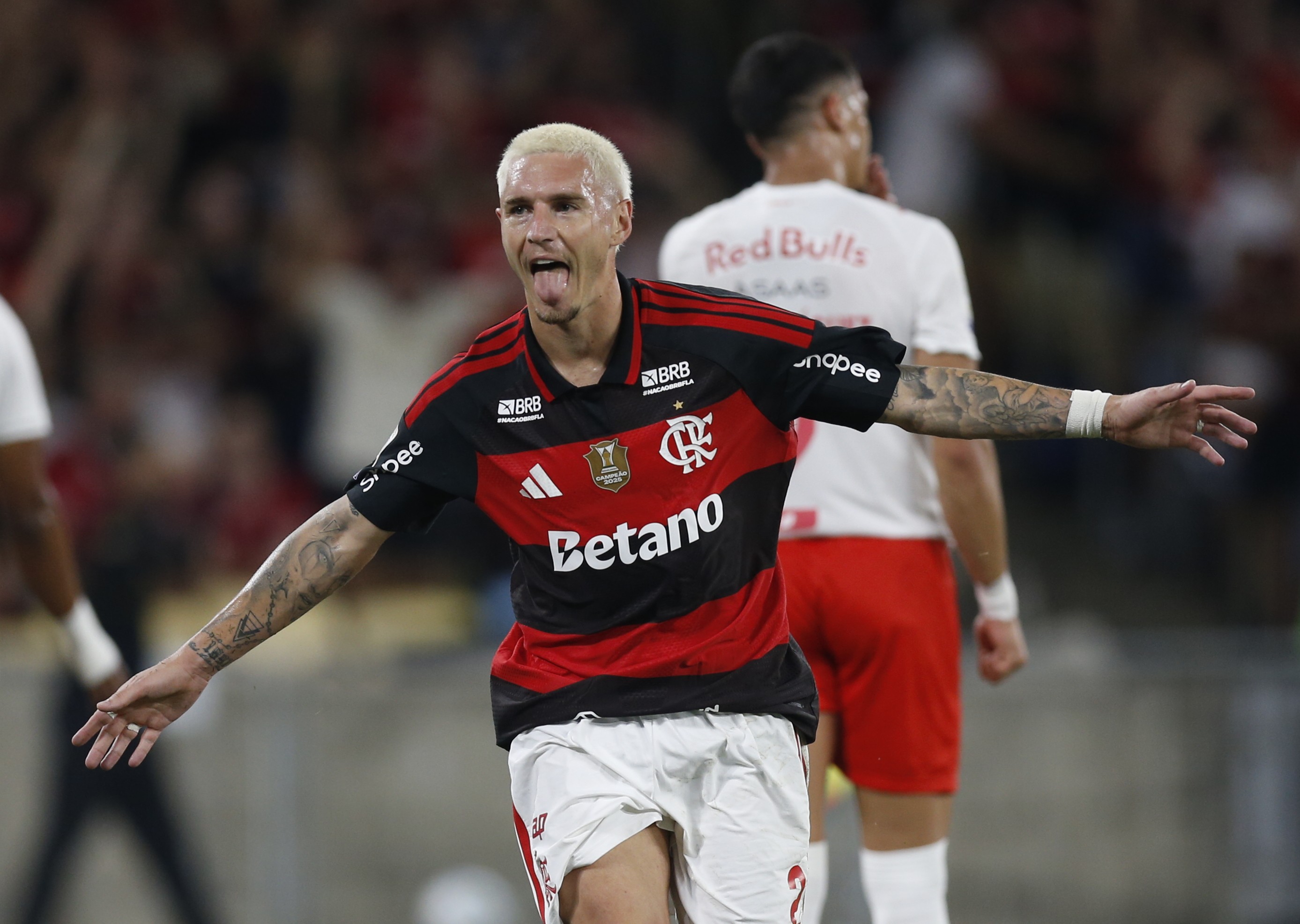 Flamengo vence o Bragantino e aumenta vantagem sobre o Palmeiras na liderança do Brasileiro