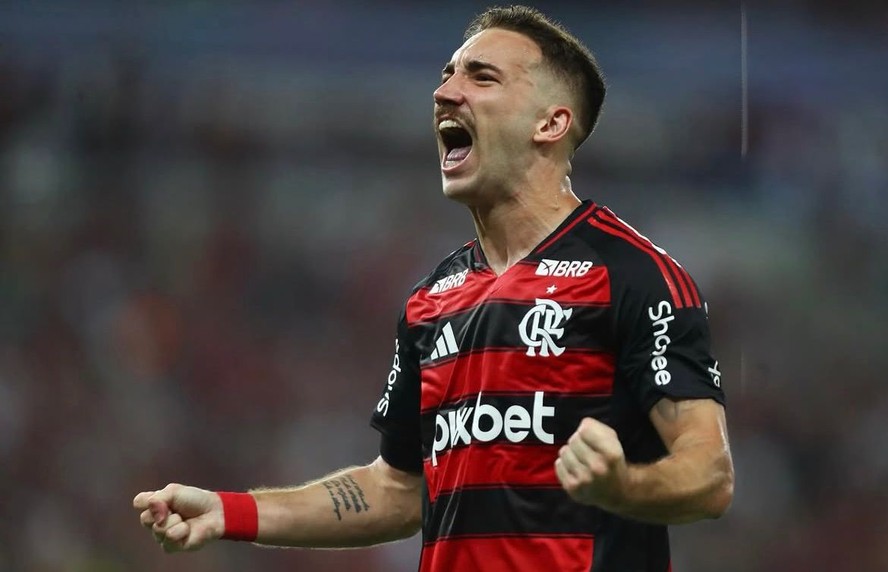 Léo Ortiz comemora o gol que garantiu a vitória do Flamengo sobre o Botafogo