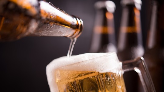 Por que beber álcool pode aumentar a vontade de consumir alimentos salgados ultraprocessados? Por que beber álcool pode aumentar a vontade de consumir alimentos salgados ultraprocessados?
