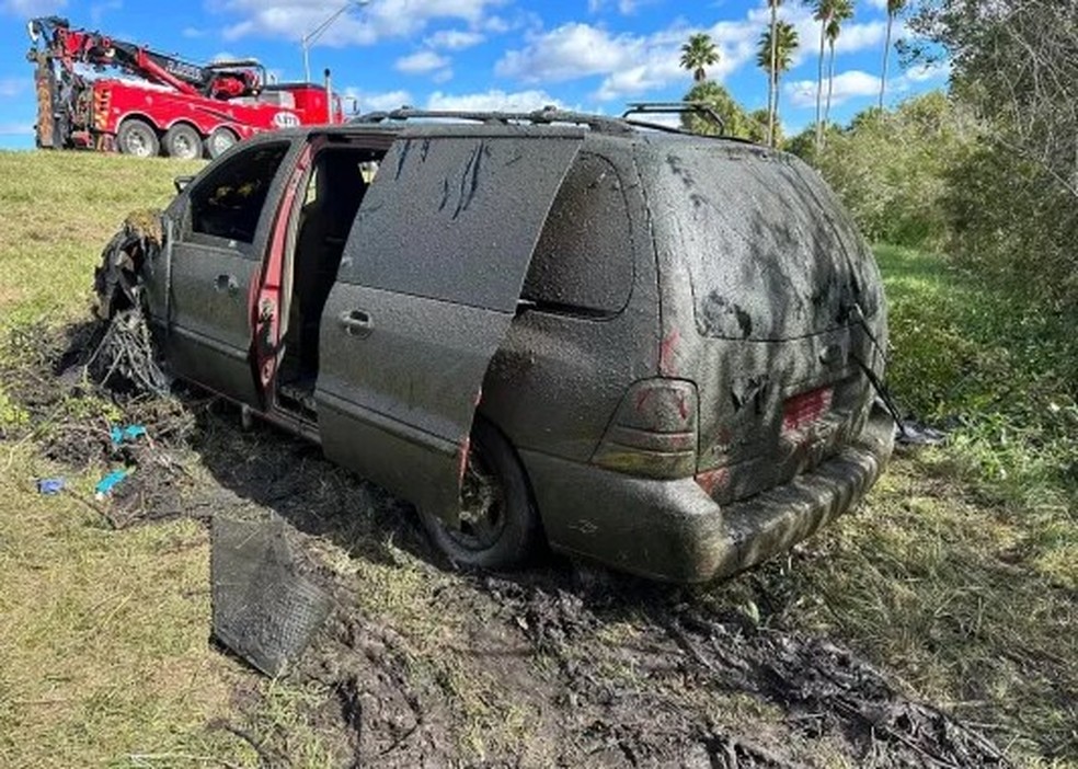 Mist&eacute;rio de 11 anos: corpo de mulher &eacute; achado dentro de minivan retirada de lago perto da Disney &mdash; Foto: Divulga&ccedil;&atilde;o/Sunshine State Sonar