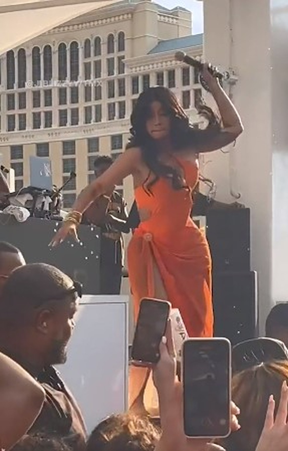 Cardi B lan&ccedil;a microfone na plateia, em Las Vegas &mdash; Foto: Reprodu&ccedil;&atilde;o/TikTok